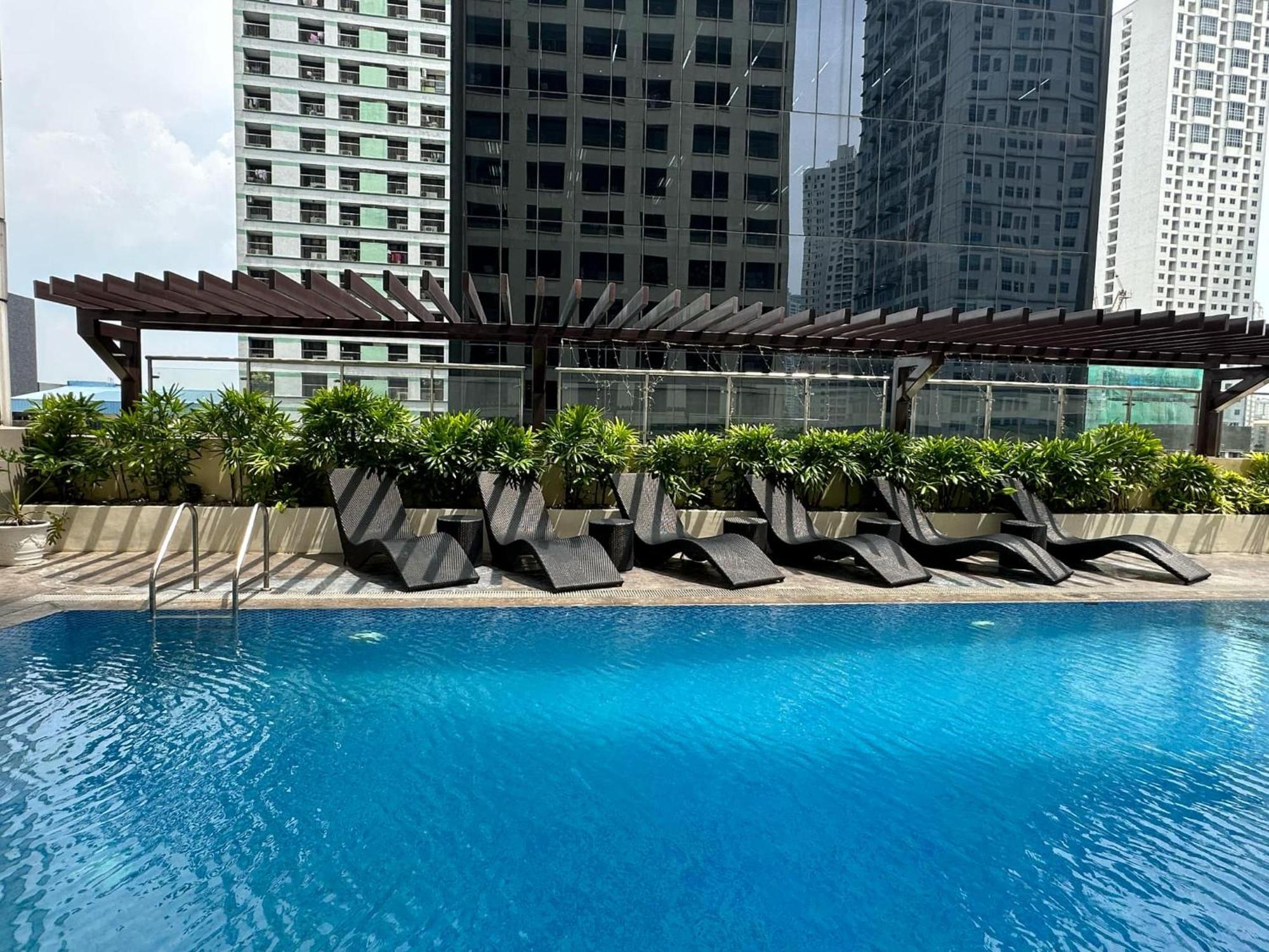 One Bedroom With Balcony By Christine Suites Ph In Greenbelt Radisson Makati City Zewnętrze zdjęcie