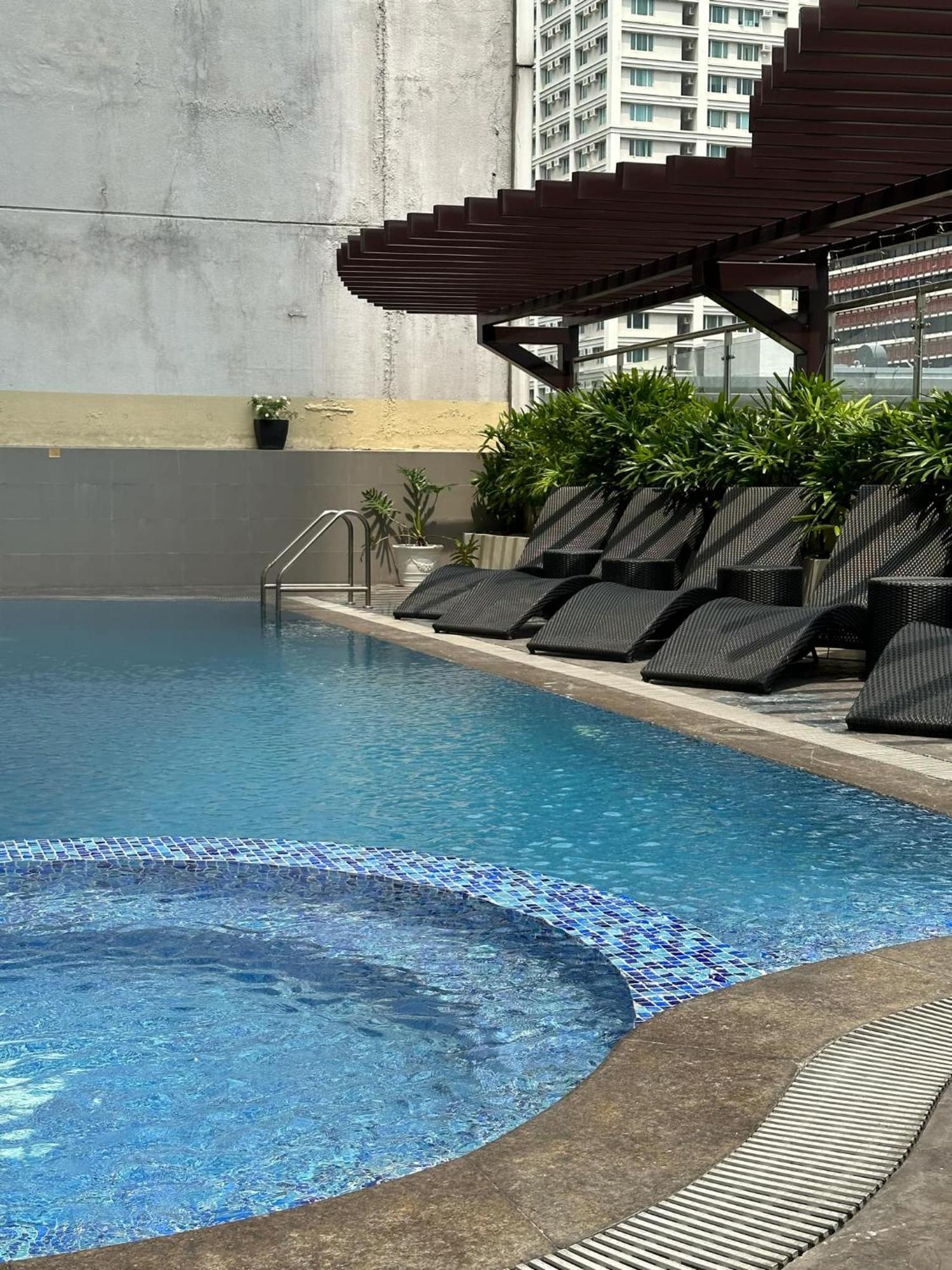 One Bedroom With Balcony By Christine Suites Ph In Greenbelt Radisson Makati City Zewnętrze zdjęcie