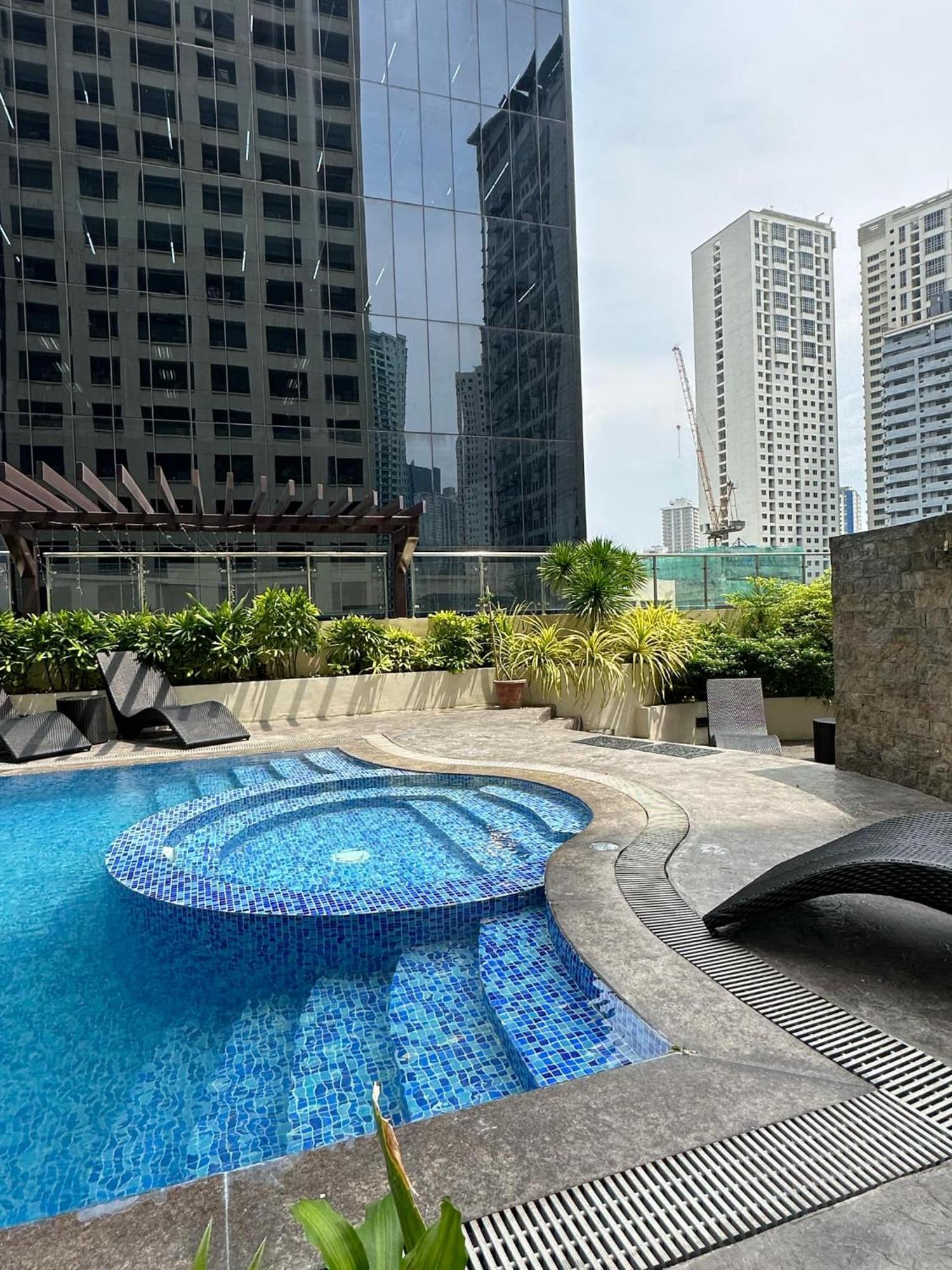 One Bedroom With Balcony By Christine Suites Ph In Greenbelt Radisson Makati City Zewnętrze zdjęcie