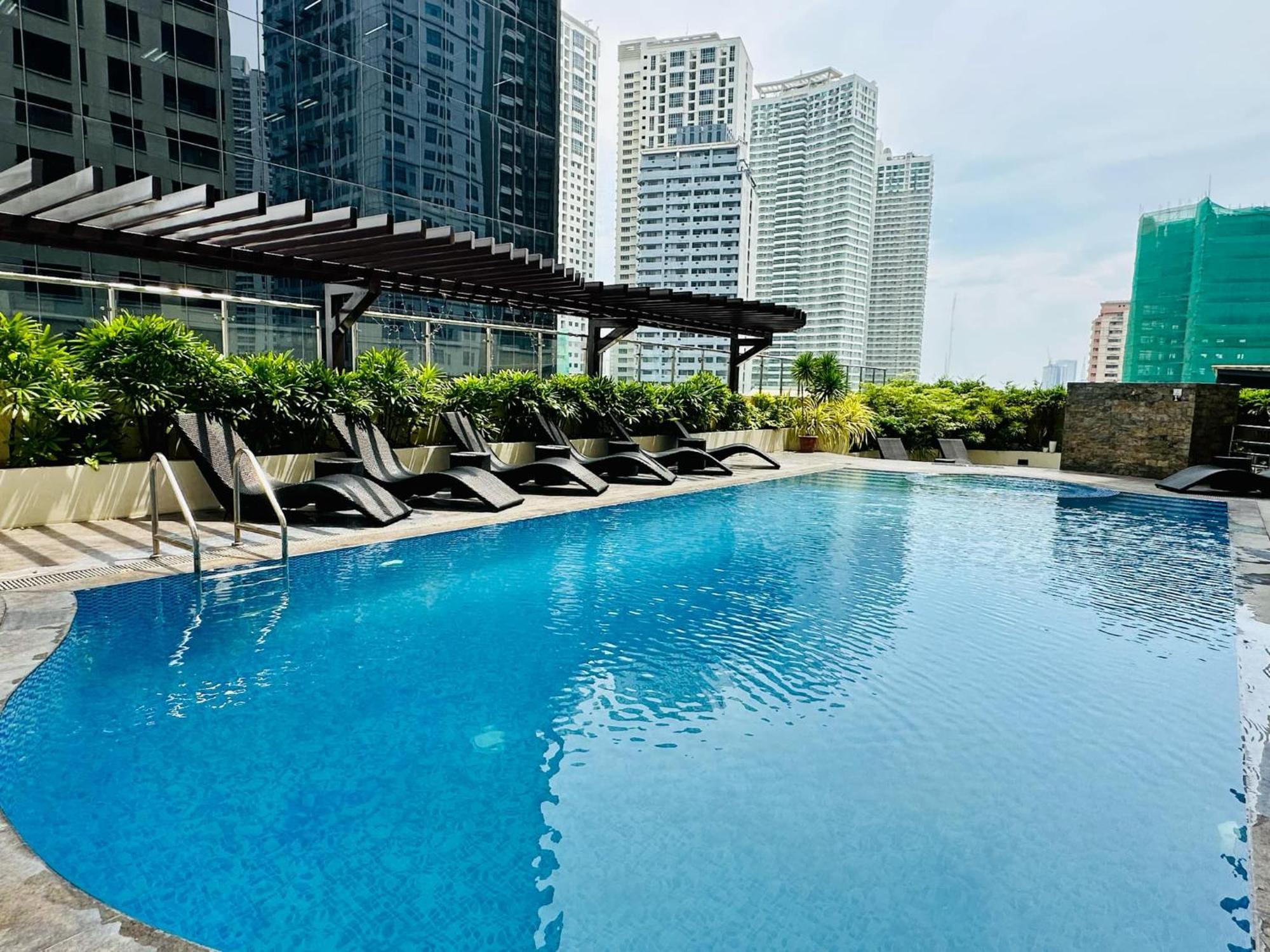 One Bedroom With Balcony By Christine Suites Ph In Greenbelt Radisson Makati City Zewnętrze zdjęcie