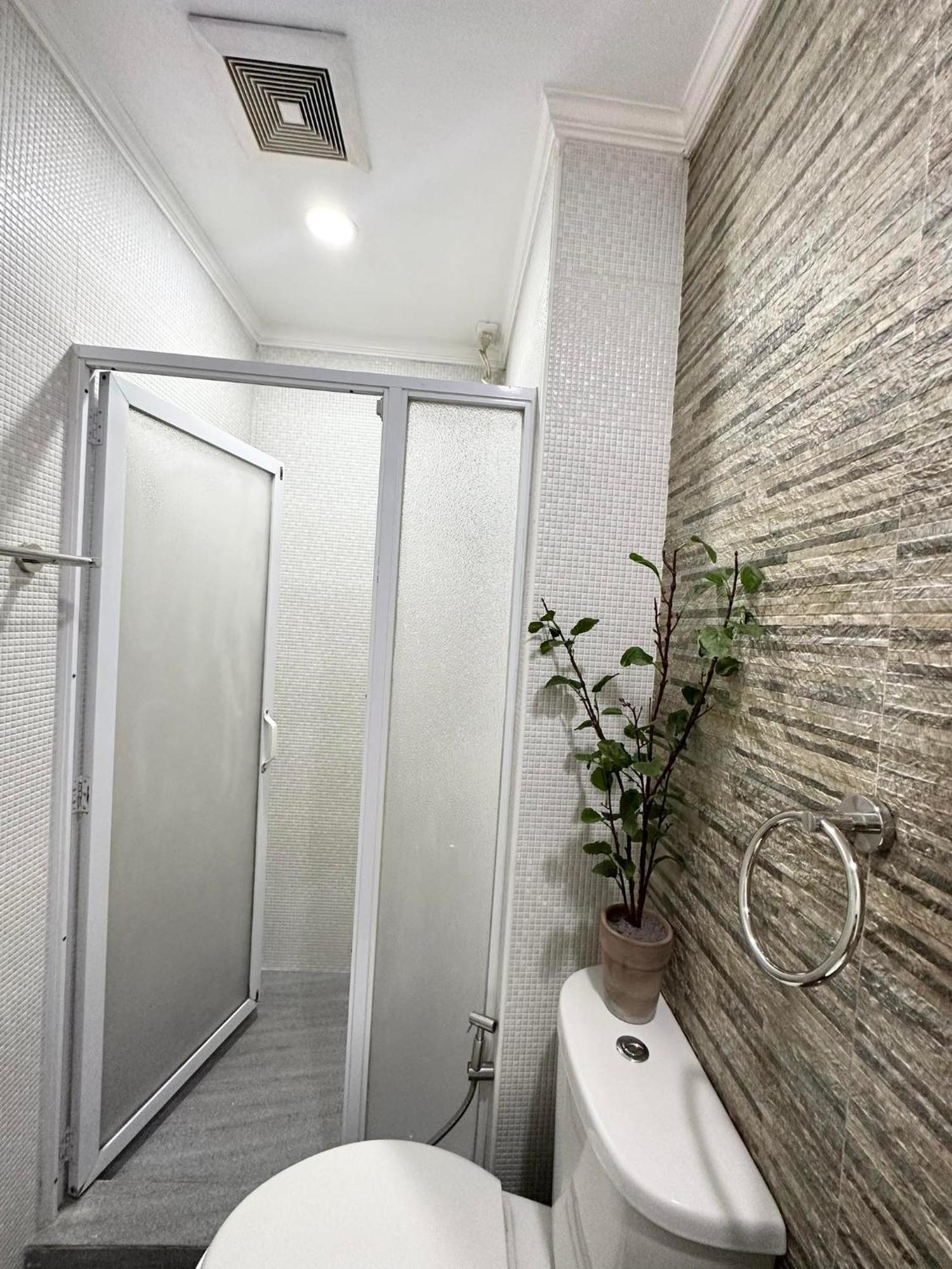 One Bedroom With Balcony By Christine Suites Ph In Greenbelt Radisson Makati City Zewnętrze zdjęcie