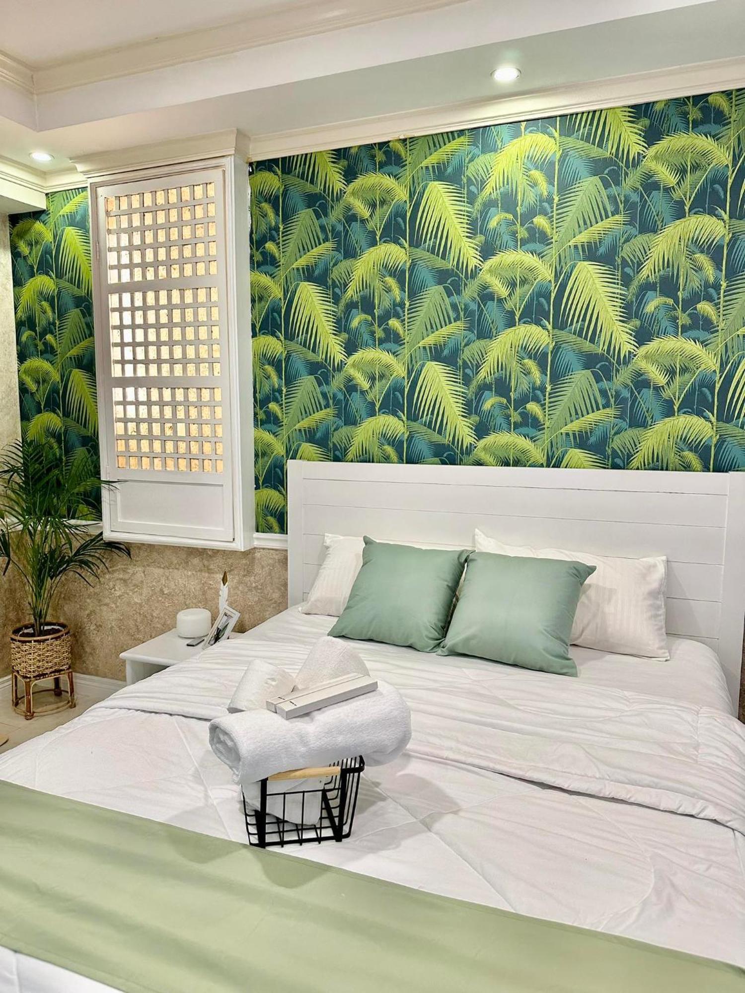 One Bedroom With Balcony By Christine Suites Ph In Greenbelt Radisson Makati City Zewnętrze zdjęcie