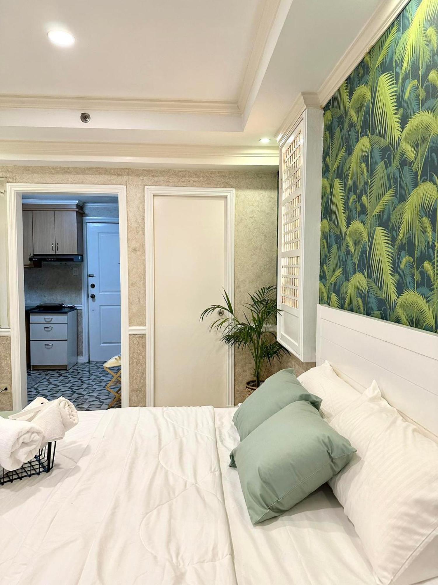 One Bedroom With Balcony By Christine Suites Ph In Greenbelt Radisson Makati City Zewnętrze zdjęcie