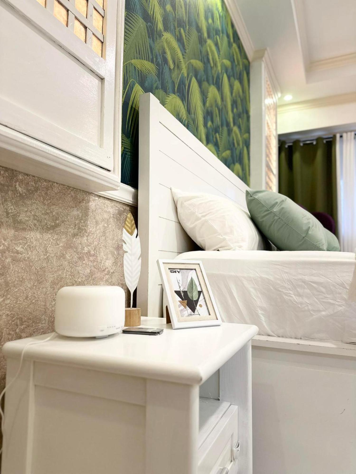One Bedroom With Balcony By Christine Suites Ph In Greenbelt Radisson Makati City Zewnętrze zdjęcie