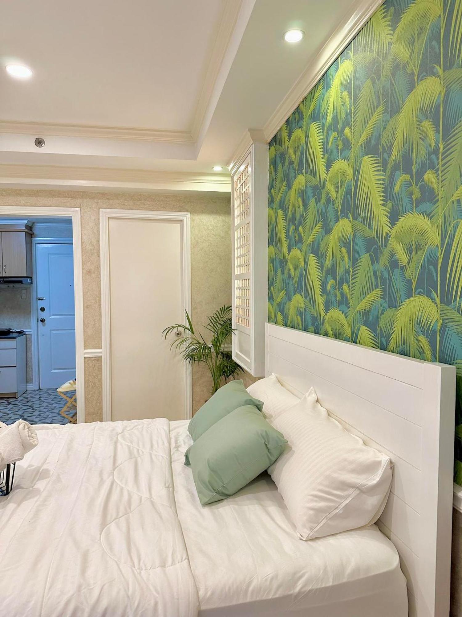 One Bedroom With Balcony By Christine Suites Ph In Greenbelt Radisson Makati City Zewnętrze zdjęcie