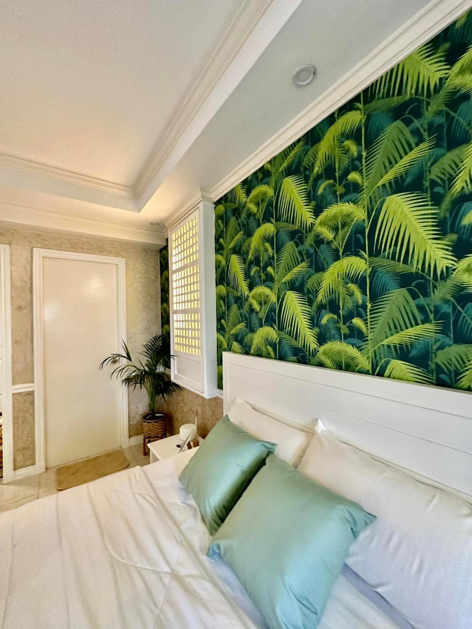 One Bedroom With Balcony By Christine Suites Ph In Greenbelt Radisson Makati City Zewnętrze zdjęcie
