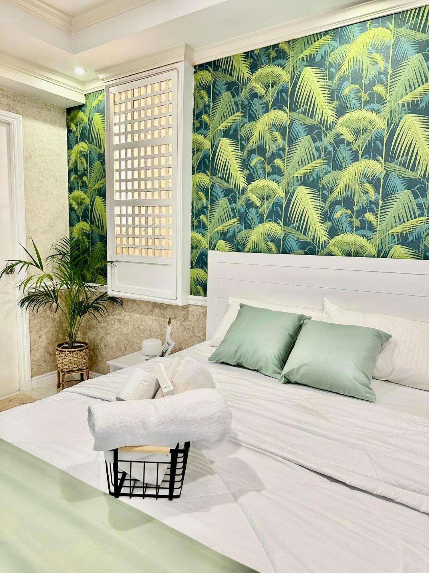 One Bedroom With Balcony By Christine Suites Ph In Greenbelt Radisson Makati City Zewnętrze zdjęcie