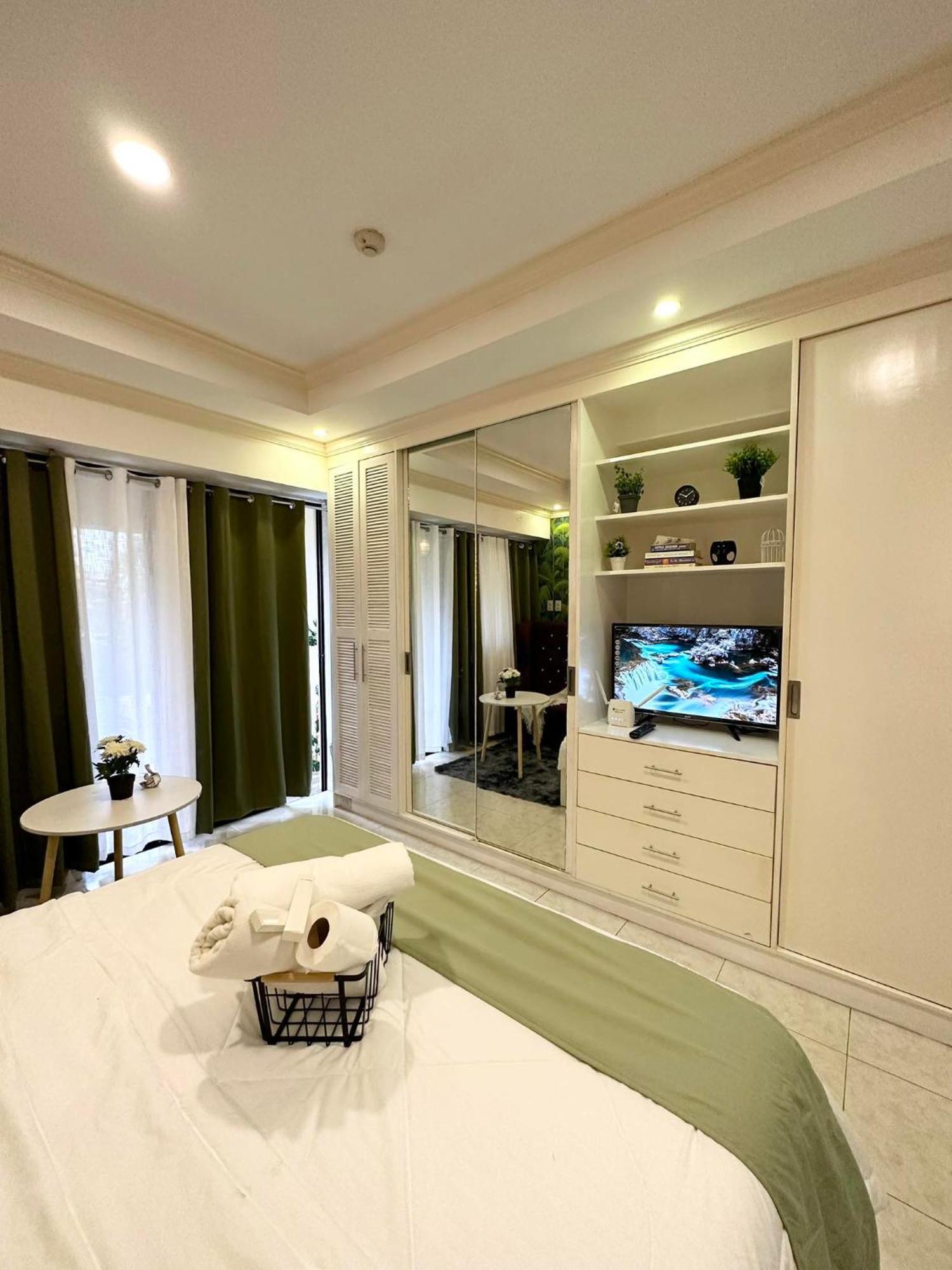 One Bedroom With Balcony By Christine Suites Ph In Greenbelt Radisson Makati City Zewnętrze zdjęcie