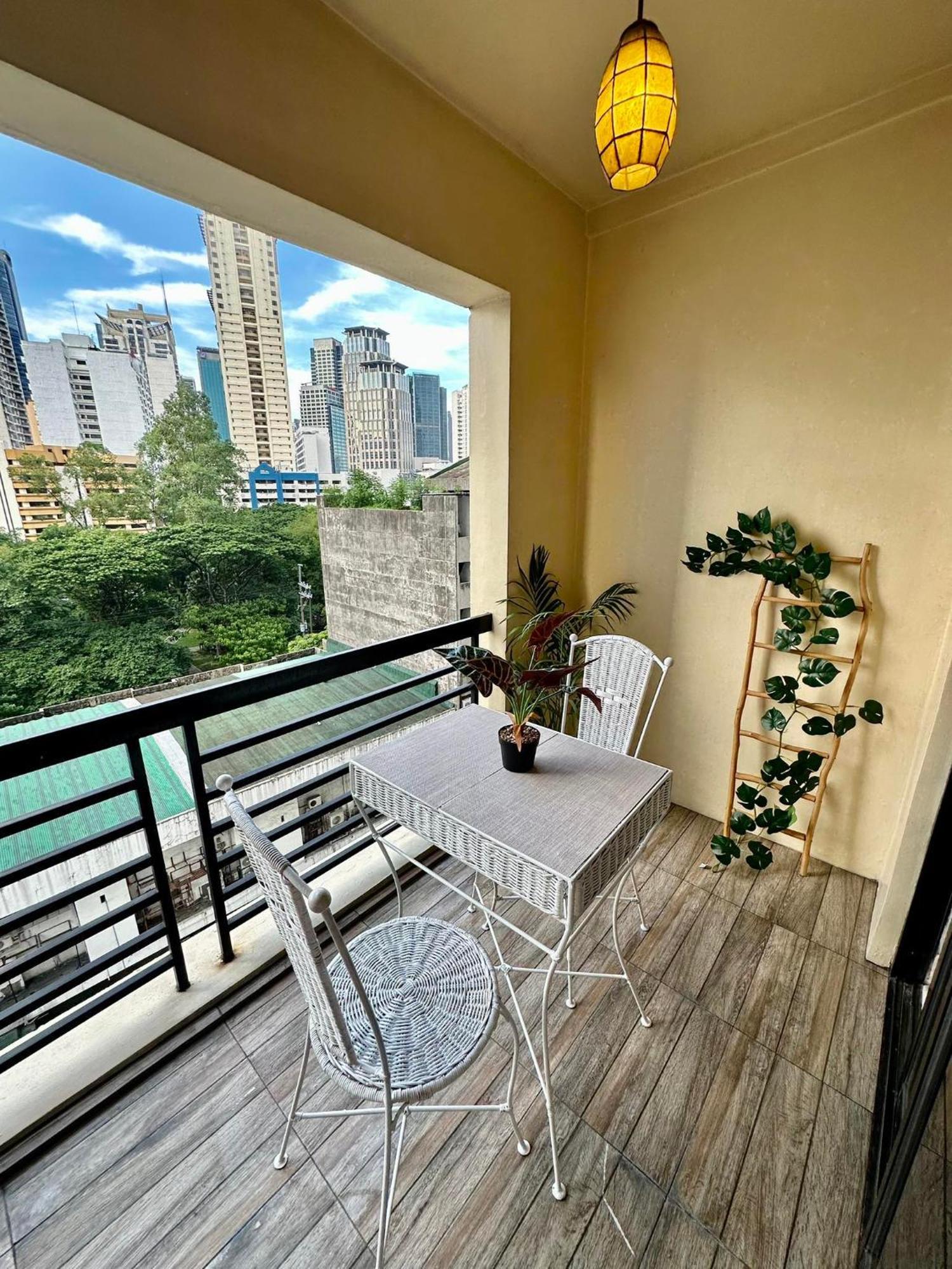 One Bedroom With Balcony By Christine Suites Ph In Greenbelt Radisson Makati City Zewnętrze zdjęcie