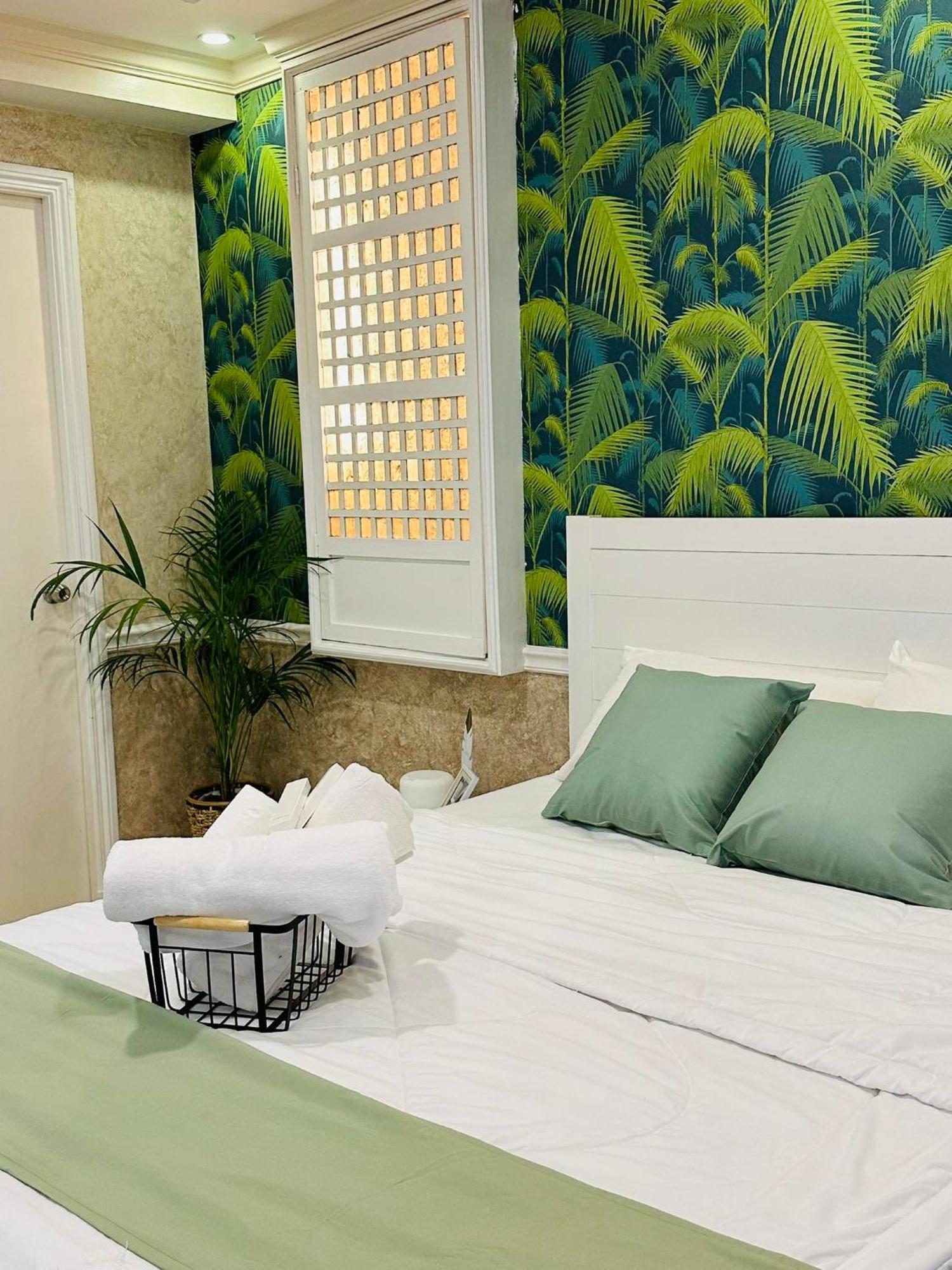 One Bedroom With Balcony By Christine Suites Ph In Greenbelt Radisson Makati City Zewnętrze zdjęcie
