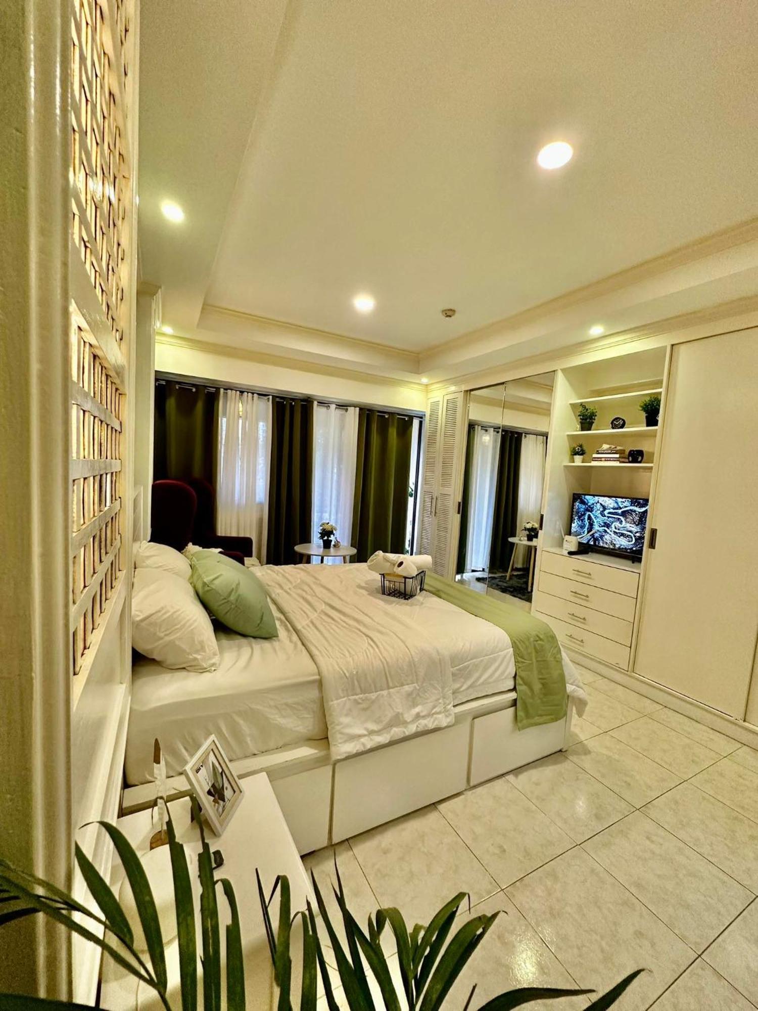 One Bedroom With Balcony By Christine Suites Ph In Greenbelt Radisson Makati City Zewnętrze zdjęcie