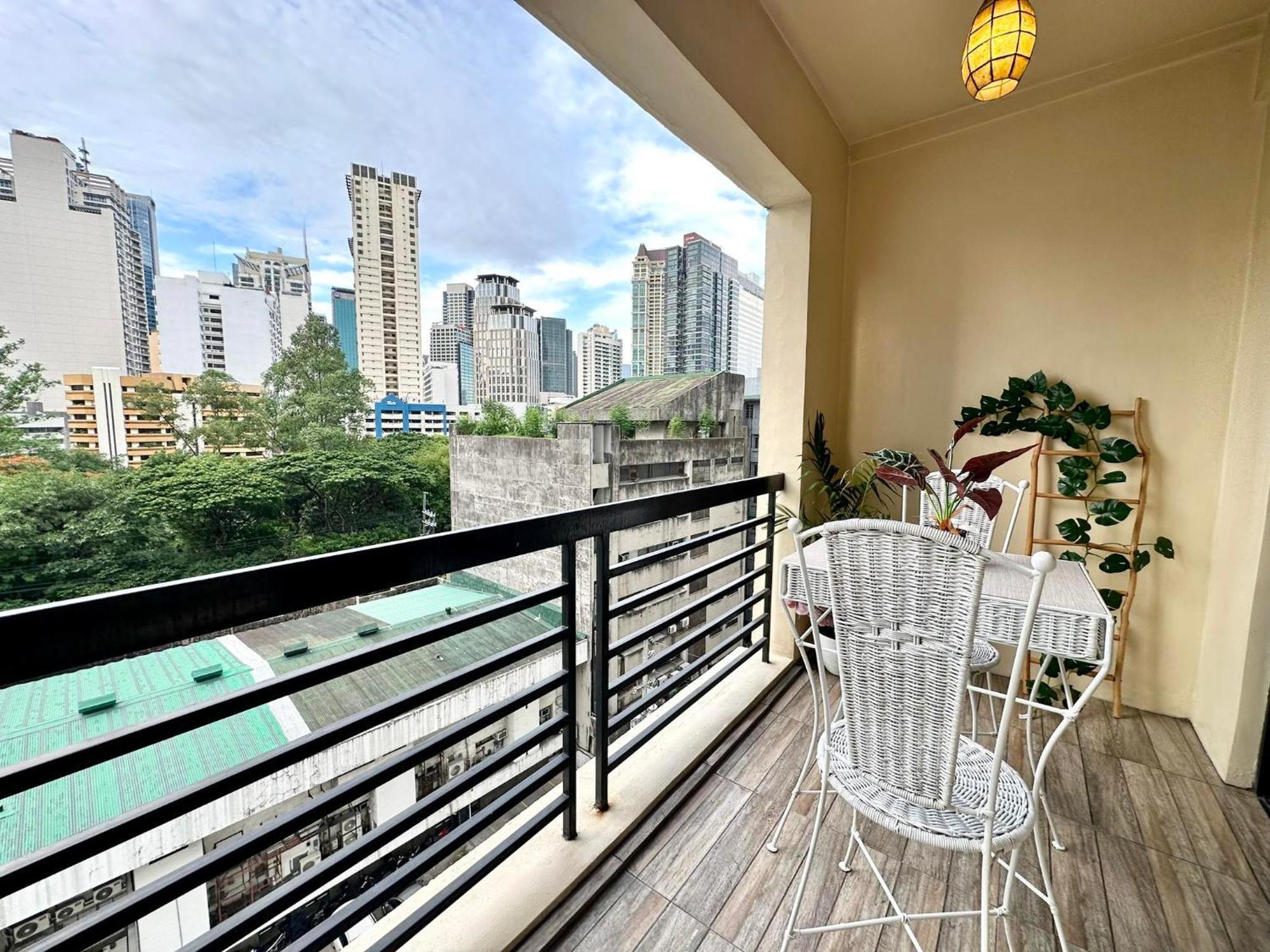 One Bedroom With Balcony By Christine Suites Ph In Greenbelt Radisson Makati City Zewnętrze zdjęcie