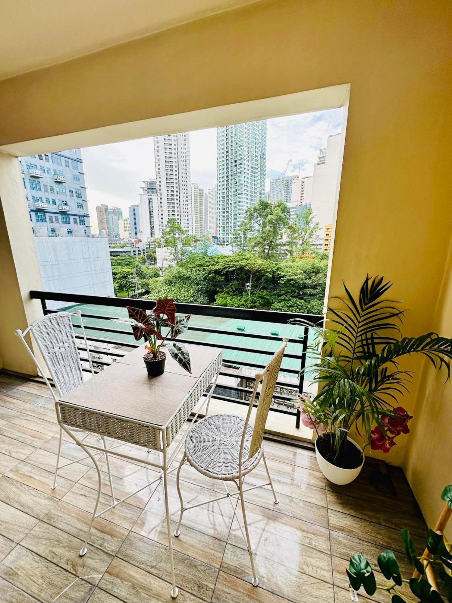 One Bedroom With Balcony By Christine Suites Ph In Greenbelt Radisson Makati City Zewnętrze zdjęcie