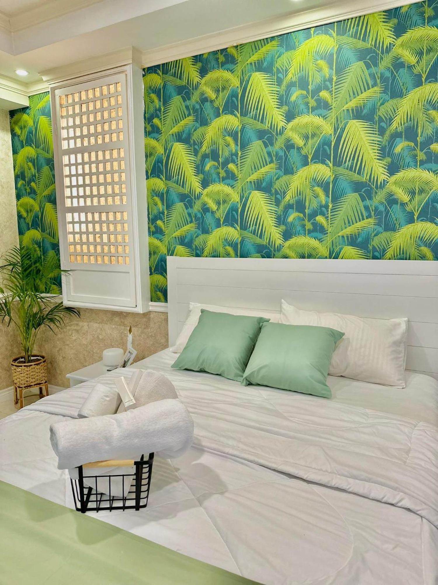 One Bedroom With Balcony By Christine Suites Ph In Greenbelt Radisson Makati City Zewnętrze zdjęcie