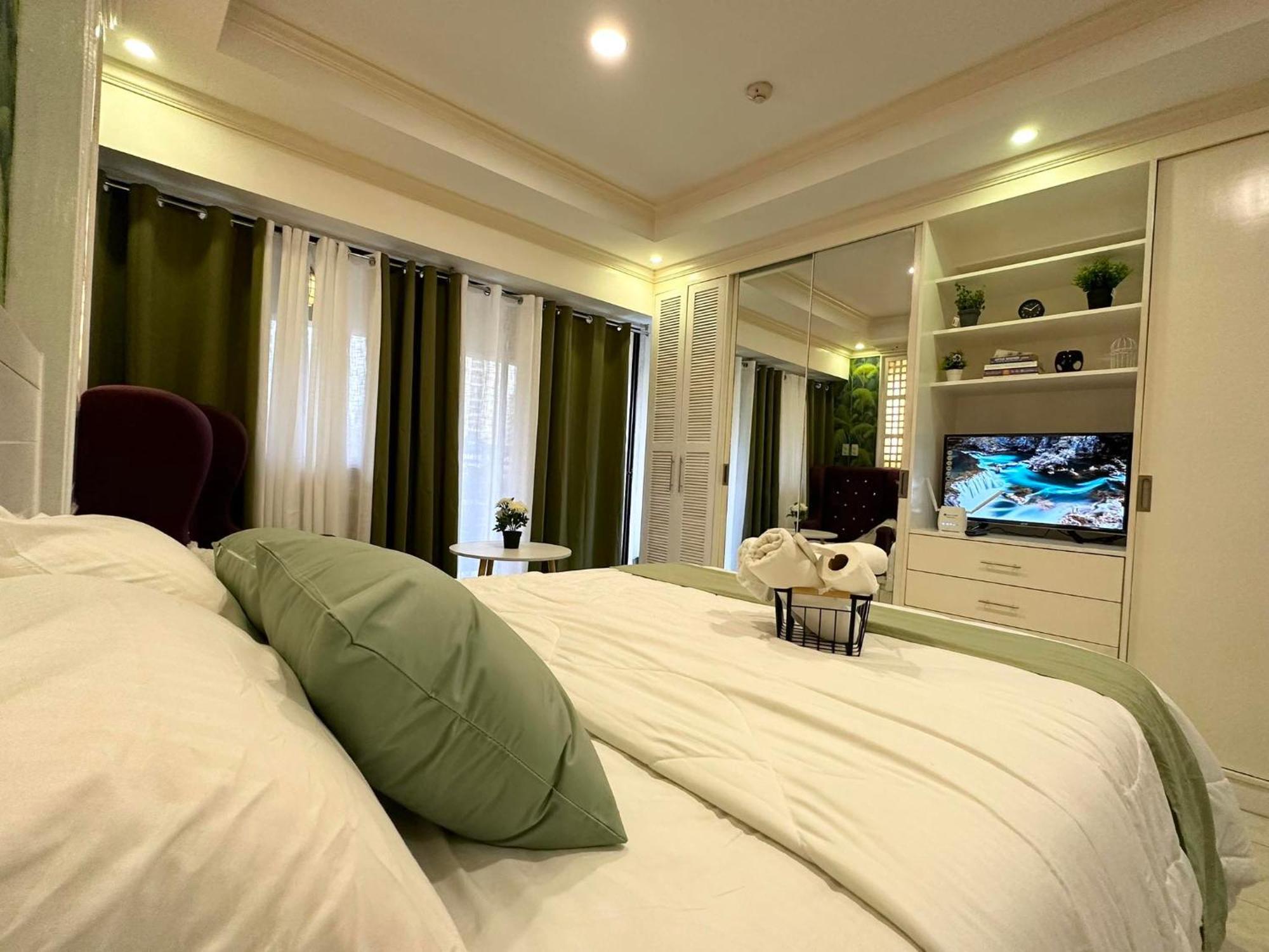 One Bedroom With Balcony By Christine Suites Ph In Greenbelt Radisson Makati City Zewnętrze zdjęcie