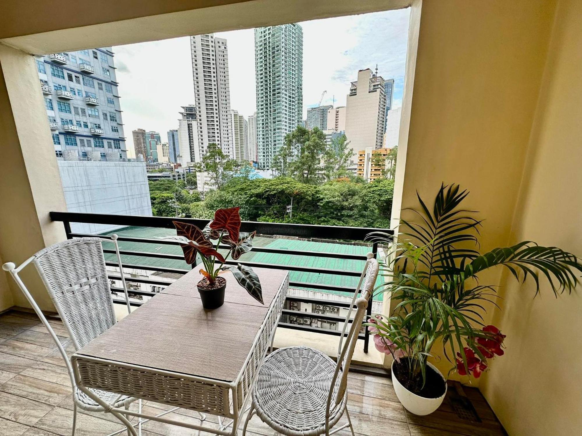 One Bedroom With Balcony By Christine Suites Ph In Greenbelt Radisson Makati City Zewnętrze zdjęcie
