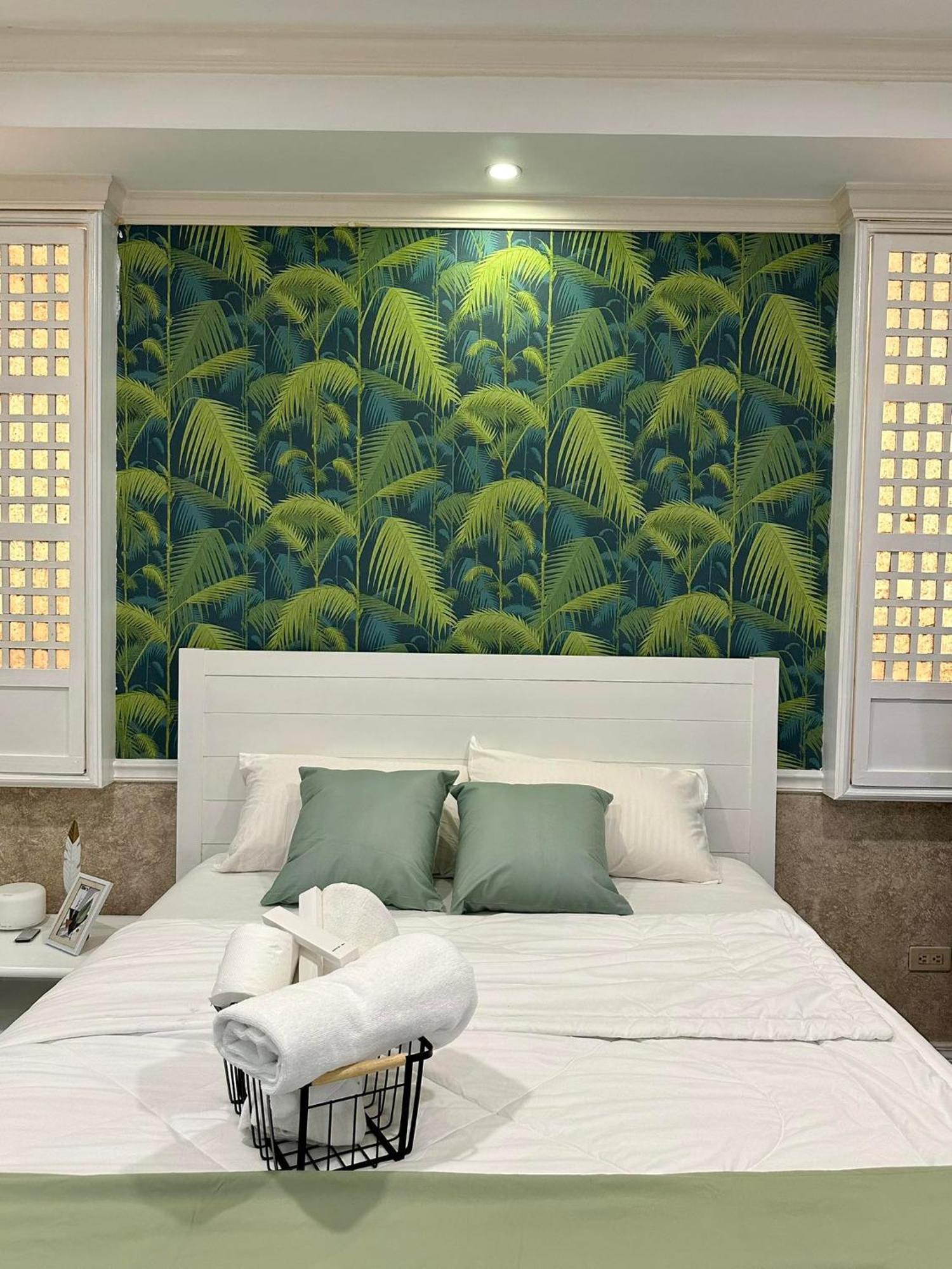 One Bedroom With Balcony By Christine Suites Ph In Greenbelt Radisson Makati City Zewnętrze zdjęcie