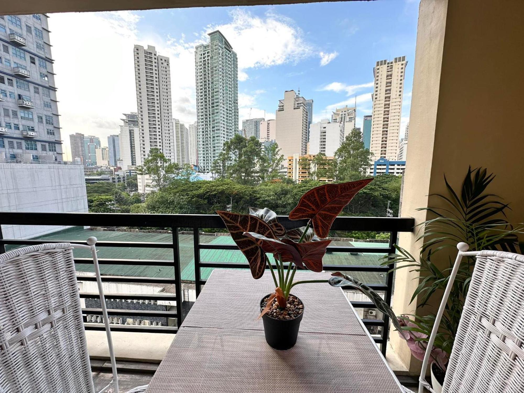 One Bedroom With Balcony By Christine Suites Ph In Greenbelt Radisson Makati City Zewnętrze zdjęcie