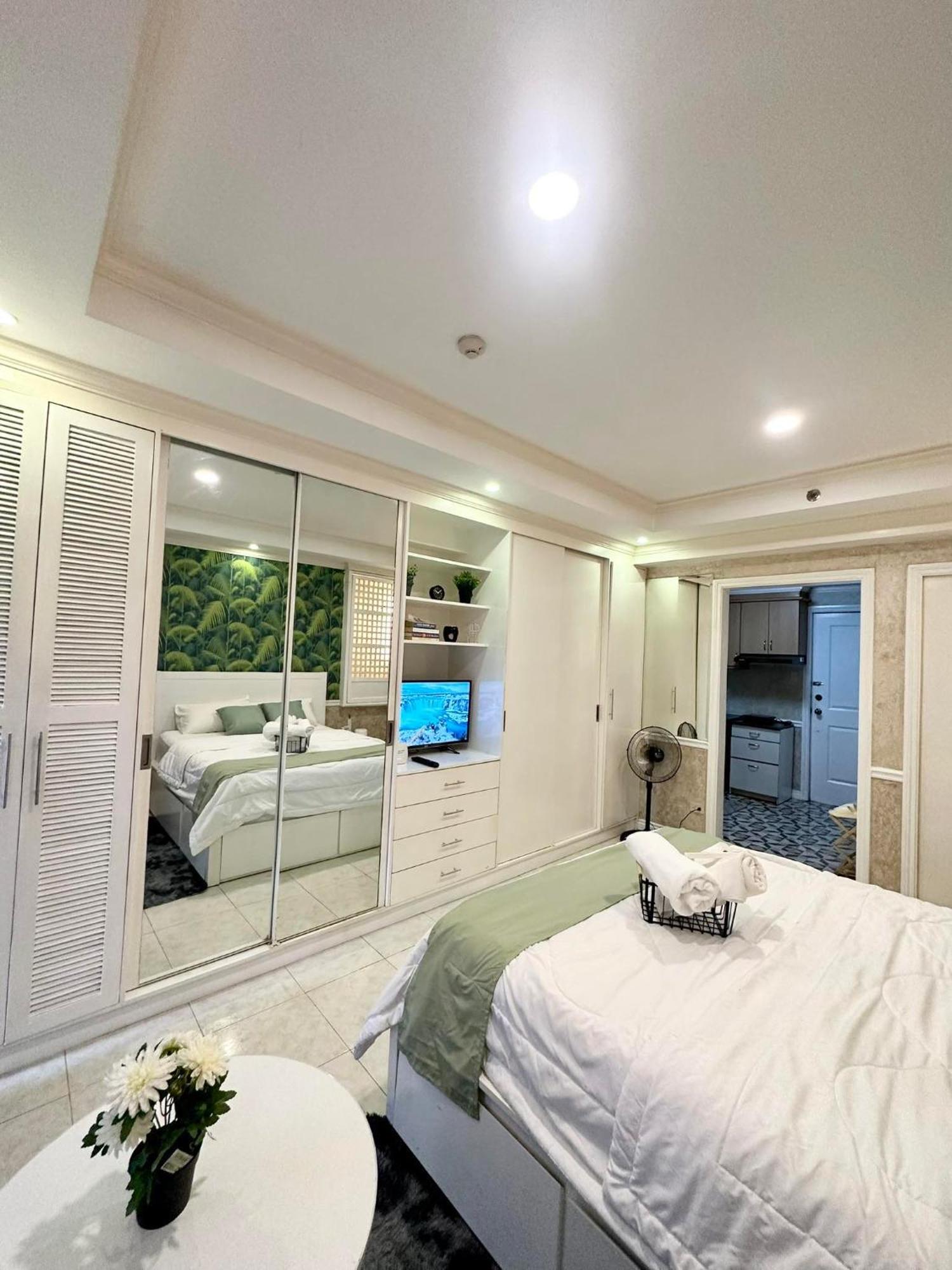 One Bedroom With Balcony By Christine Suites Ph In Greenbelt Radisson Makati City Zewnętrze zdjęcie