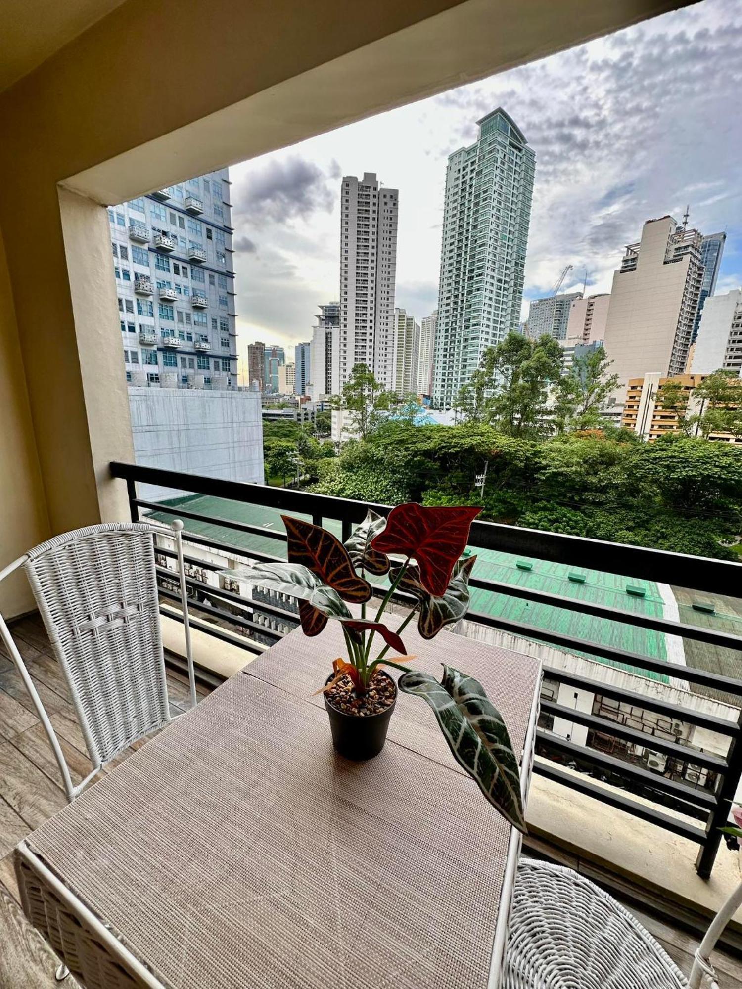One Bedroom With Balcony By Christine Suites Ph In Greenbelt Radisson Makati City Zewnętrze zdjęcie