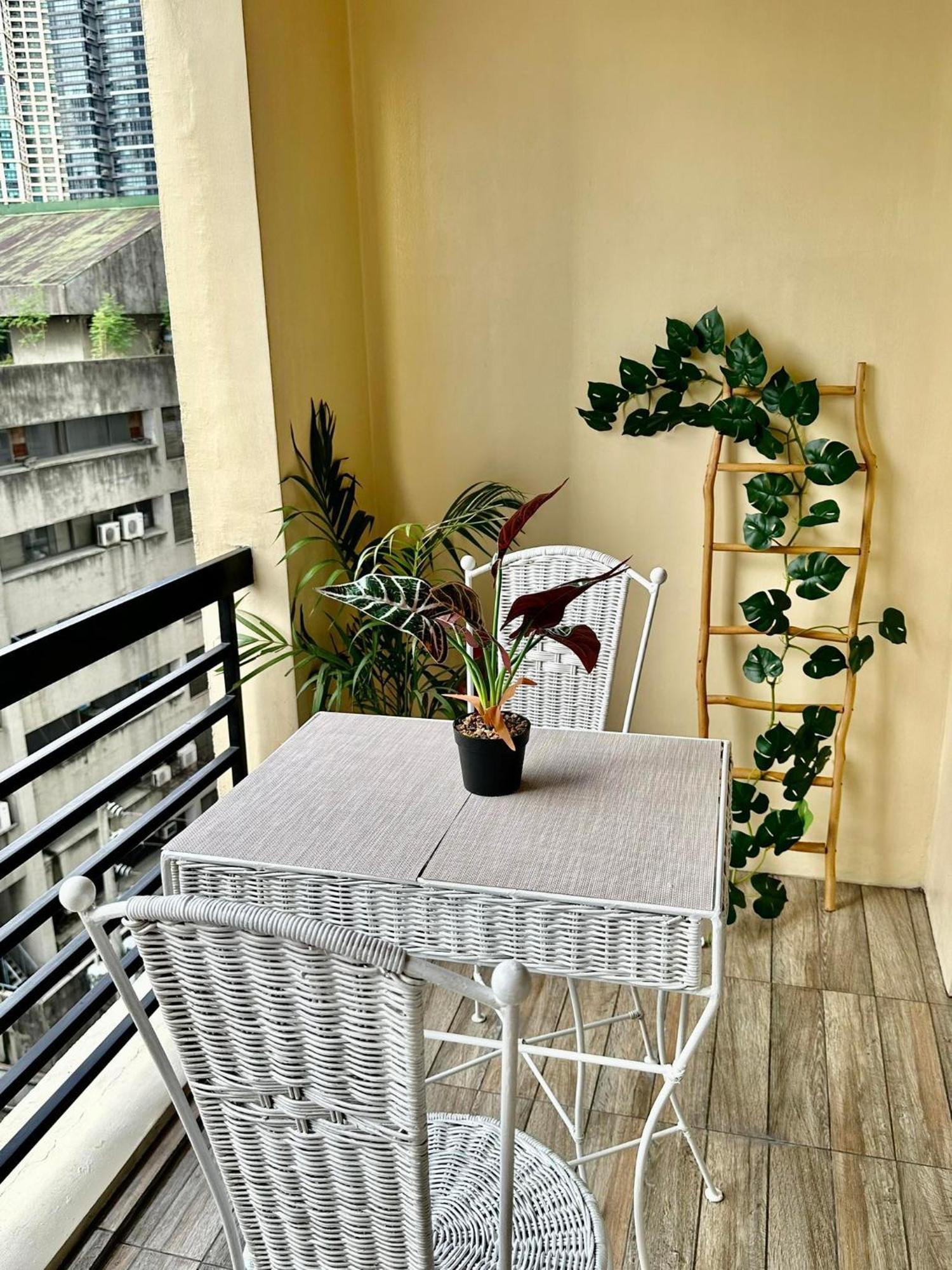 One Bedroom With Balcony By Christine Suites Ph In Greenbelt Radisson Makati City Zewnętrze zdjęcie