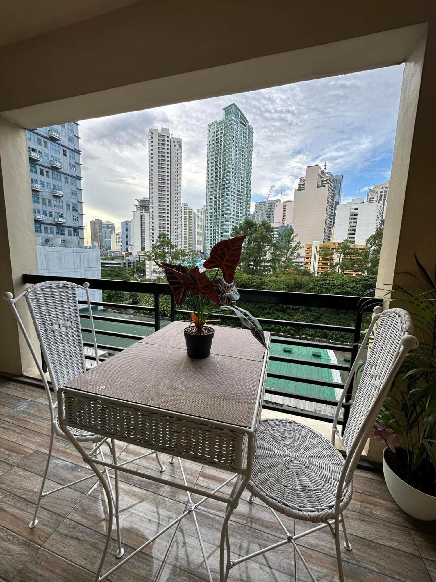 One Bedroom With Balcony By Christine Suites Ph In Greenbelt Radisson Makati City Zewnętrze zdjęcie