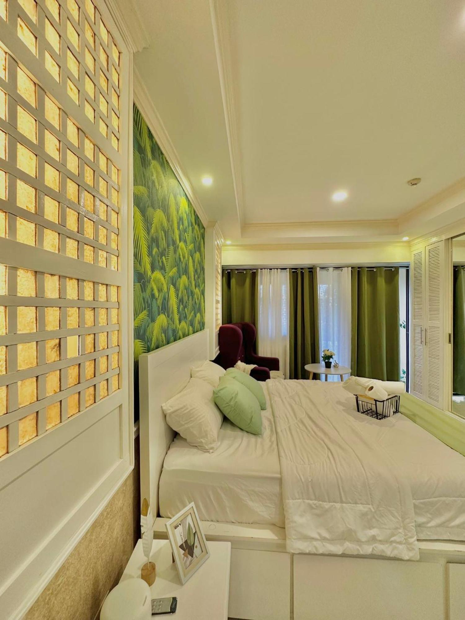 One Bedroom With Balcony By Christine Suites Ph In Greenbelt Radisson Makati City Zewnętrze zdjęcie