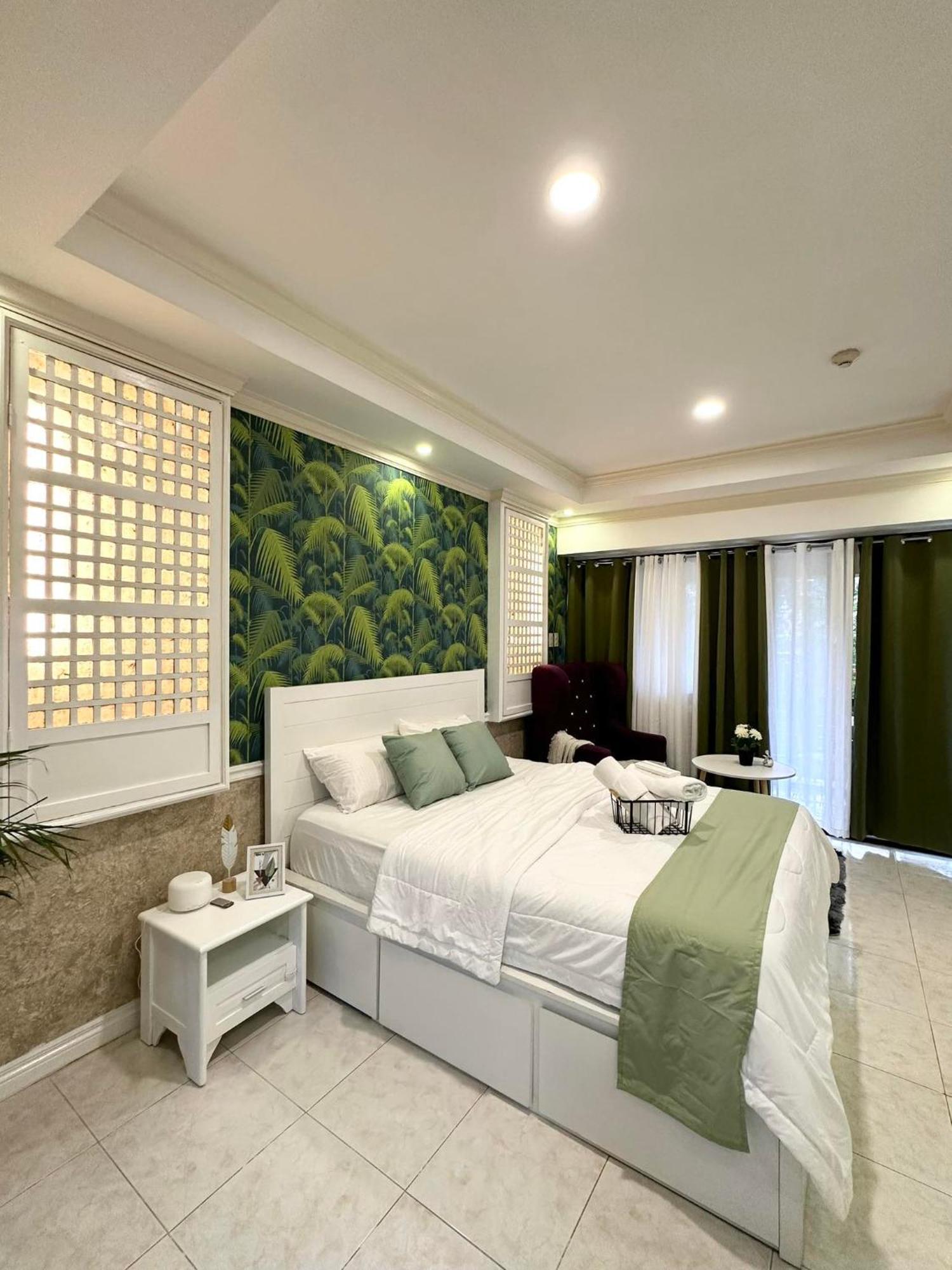 One Bedroom With Balcony By Christine Suites Ph In Greenbelt Radisson Makati City Zewnętrze zdjęcie